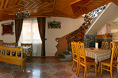 Столовий зал з каміном І поверх