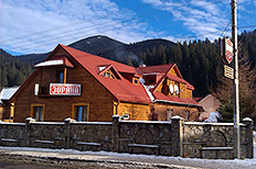 Вигляд зовні Двоповерховий дерев'яний<br> котедж (4 номери)