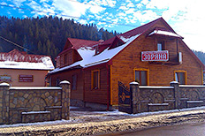 Вигляд з вулиці Двоповерховий дерев'яний<br> котедж (4 номери)